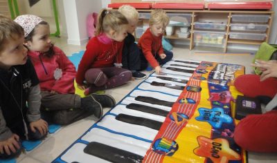 Enfant piano géant  MÉLOPIE apprendre en s'amusant !